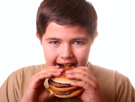 ילד אוכל המבורגר (צילום: אימג'בנק / Thinkstock)