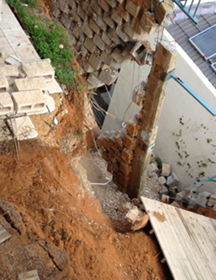 החומה שקרסה והרסה בתים (צילום: חן בן ארי)