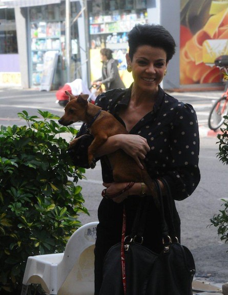 דנה רון עם הכלב החדש בפט ביי (צילום: ברק פכטר)