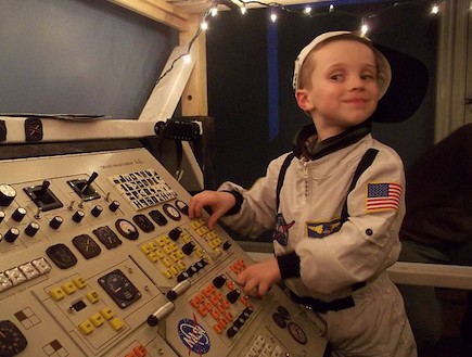 מיטה חללית - הבן פין משחק בכפתורים
