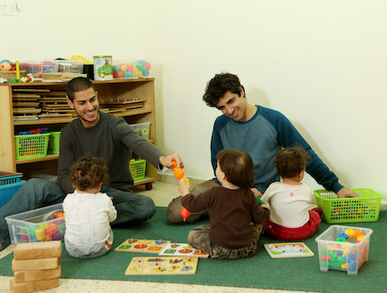 קובי ודרור משחקים עם הילדים (צילום: עודד קרני)