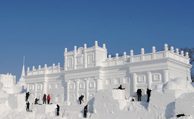 עובדים על מבצר השלג (צילום: dailymail.co.uk)