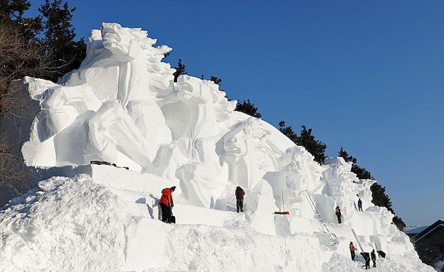 פסל סוסים פראיים