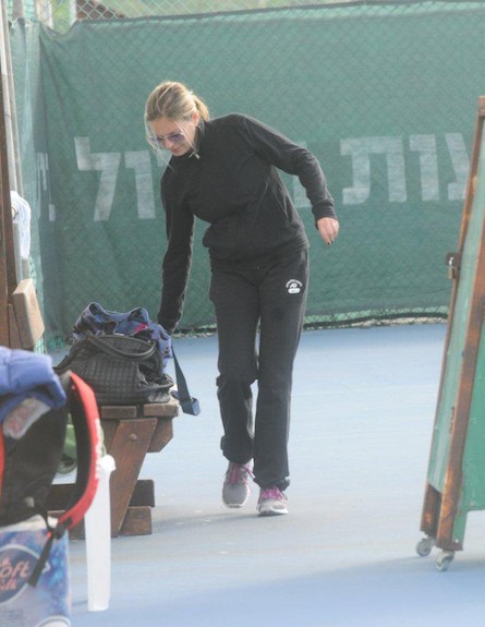 טלי מורנו משחקת טניס (צילום: ברק פכטר)