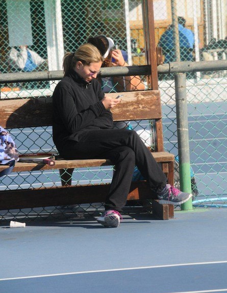 טלי מורנו משחקת טניס (צילום: ברק פכטר)