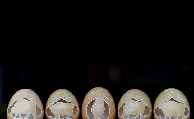 פיסול בביצים (צילום: dailymail.co.uk)