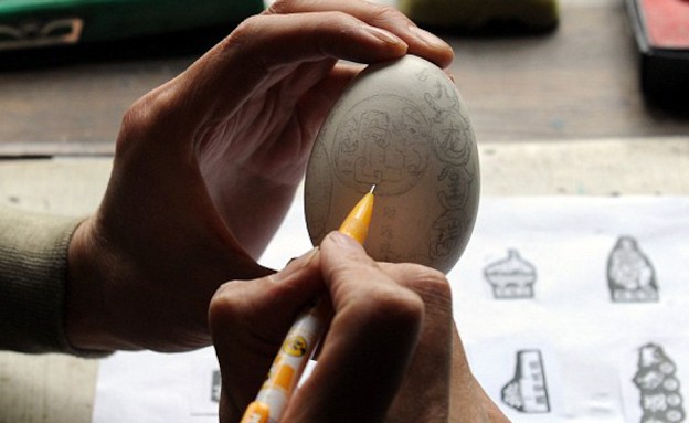 פיסול בביצים (צילום: dailymail.co.uk)