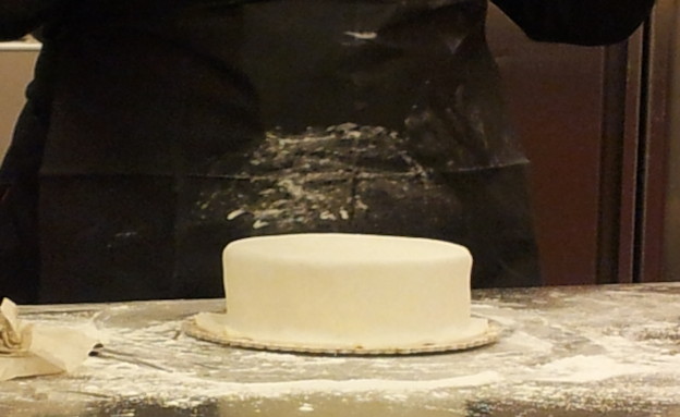 סדנת בצק סוכר בלגעת באוכל - עוגה מצופה בצק סוכר (צילום: דנה בר-אל שוורץ, mako אוכל)