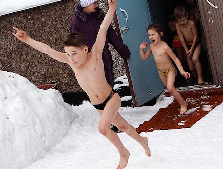 ילדים משחקים בשלג בסיביר (צילום: thesun.co.uk)