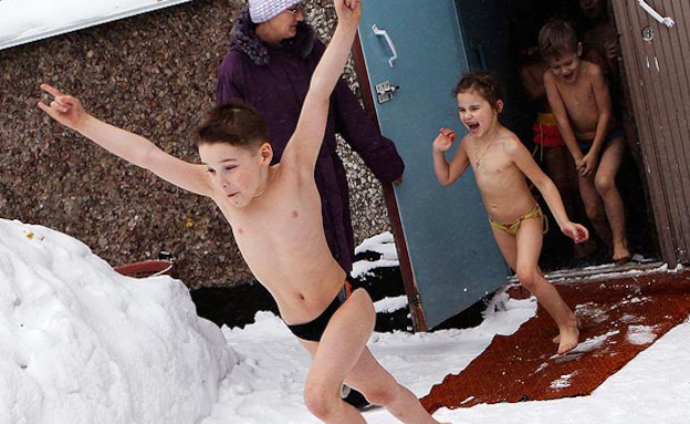 ילדים משחקים בשלג בסיביר (צילום: thesun.co.uk)