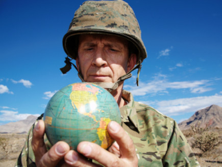 חייל מחזיק גלובוס (צילום: istockphoto)