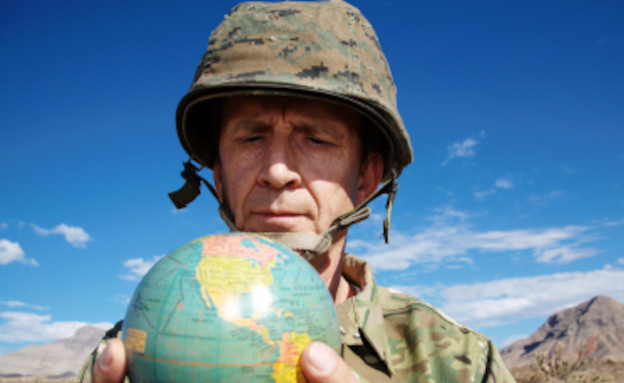 חייל מחזיק גלובוס (צילום: istockphoto)