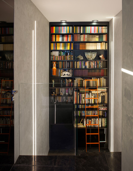 יפה בשחור ספרייה (צילום: אורי אקרמן)