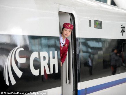 בודקים שאין עוד נוסעים, הרכבת המהירה בעולם (צילום: dailymail.co.uk)