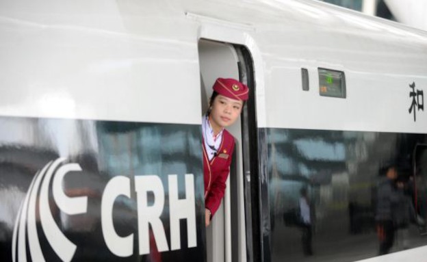 בודקים שאין עוד נוסעים, הרכבת המהירה בעולם (צילום: dailymail.co.uk)