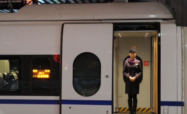 מחכים לנוסעים, הרכבת המהירה בעולם (צילום: dailymail.co.uk)
