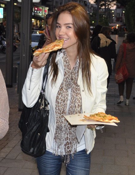 רוסלנה רודינה אוכלת פיצה (צילום: צ'ינו פפראצי)