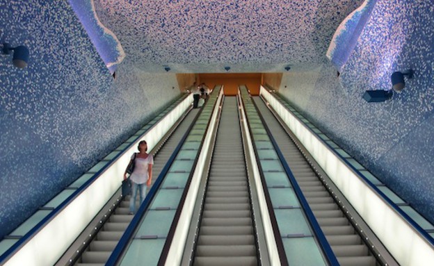 תחנת רכבת מדרגות גדולה (צילום: metro.na.it)