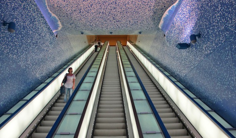 תחנת רכבת מדרגות גדולה (צילום: metro.na.it)