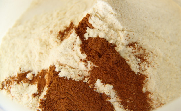 בלונדיז שוקולד לבן - שלב הכנה 1 (צילום: חן שוקרון, mako אוכל)