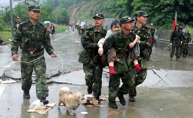 כלב מלווה אישה פצועה אחרי רעידת אדמה בסין (צילום: dailymail.co.uk)