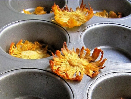 עוגת אננס וקצפת - פרחי אננס מוכנים (צילום: דליה מאיר, קסמים מתוקים)