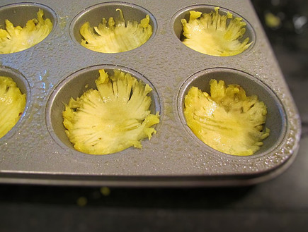 עוגת אננס וקצפת - פרחי אננס בתבנית מאפינס (צילום: דליה מאיר, קסמים מתוקים)