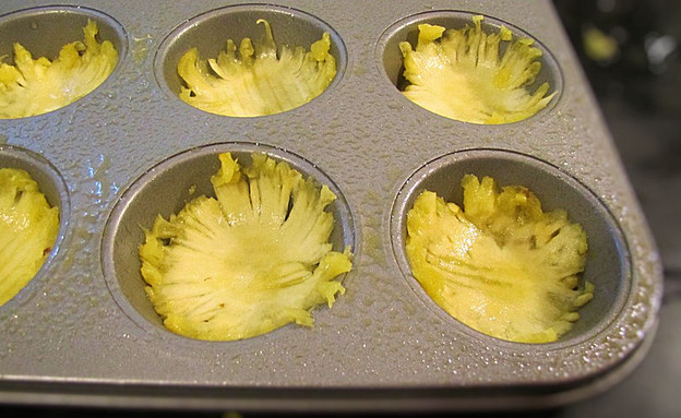 עוגת אננס וקצפת - פרחי אננס בתבנית מאפינס (צילום: דליה מאיר, קסמים מתוקים)