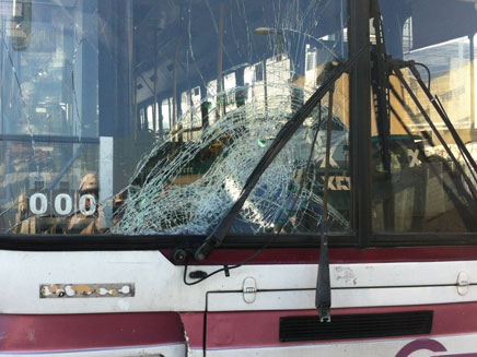 האוטובוס אחרי התאונה (צילום: דוד מחפוד, חדשות 24)
