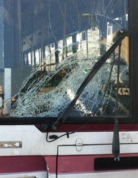 האוטובוס אחרי התאונה (צילום: דוד מחפוד, חדשות 24)