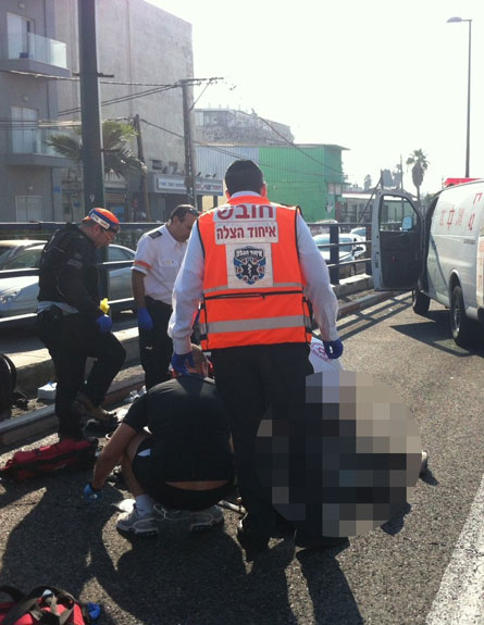 זירת התאונה הבוקר בתל אביב (צילום: דוד מחפוד, חדשות 24)