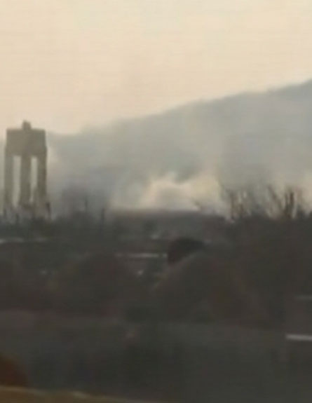 אש ארטילרית כבדה לעבר המתקן הכימי (צילום: חדשות 2)