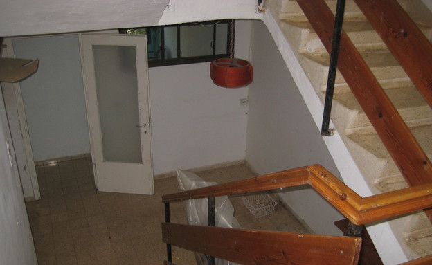 שרון אלה, לפני מדרגות (יח``צ: תומר ושחר צלמים, צילום ביתי)