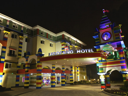המלון מבחוץ בלילה, מלון הלגו (צילום: mako)