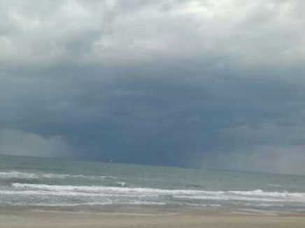 סערה מתקרבת לקריית ים (צילום: גל בן זקן)