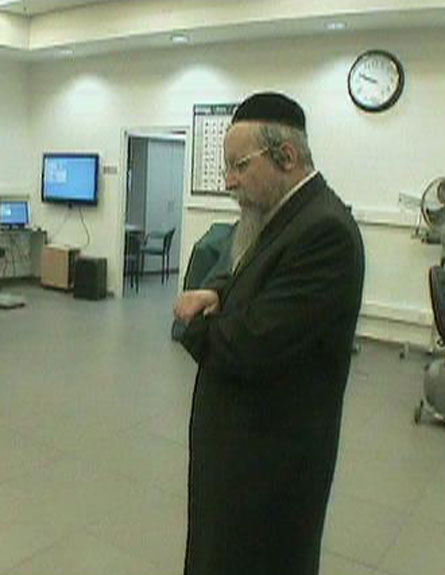 הרב פירר בבית החולים, השבוע (צילום: חדשות 2)