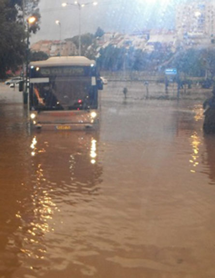 הצפות בהרצליה, אתמול (צילום: דדי טטרו דוברות מכבי אש הרצליה)