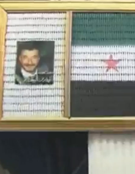 דגל השחרור הסורי - מתרמילי כדורים (צילום: יוטיוב)