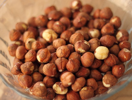 ריבועי אגוזי לוז בקרמל - אגוזי לוז (צילום: חן שוקרון, mako אוכל)