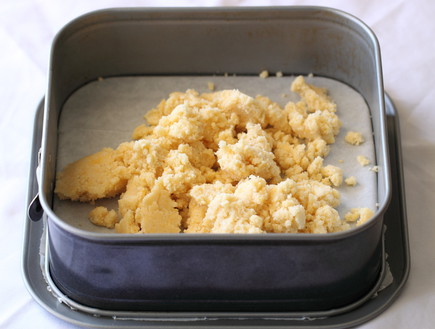 ריבועי אגוזי לוז בקרמל - משטחים בצק פריך בתבנית (צילום: חן שוקרון, mako אוכל)