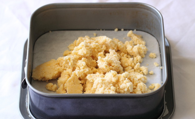 ריבועי אגוזי לוז בקרמל - משטחים בצק פריך בתבנית (צילום: חן שוקרון, אוכל טוב)