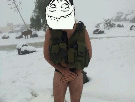 חייל עירום בשלג (צילום: עומר עבד)