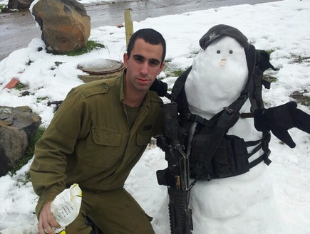 חייל עם איש שלג (צילום: עומר עבד)