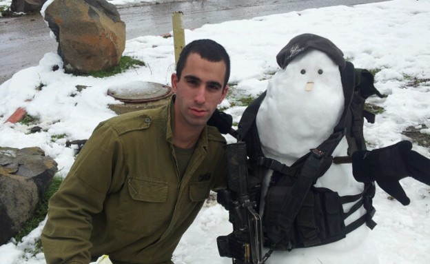 חייל עם איש שלג (צילום: עומר עבד)
