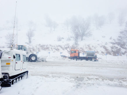 פינוי שלג בהר המושלג (צילום: עופר רענן)