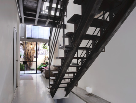 רוזיו נכסים, מדרגות ודלת יציאה למרפסת (צילום: טטיאנה פאוטוב)