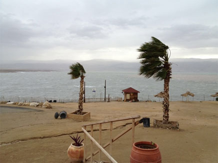 מזג אוויר סוער בים המלח (צילום: שמואל צרפתי)