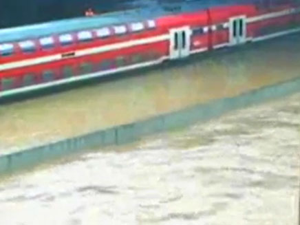 הרכבת מפלסת את דרכה במים (צילום: חדשות 2)