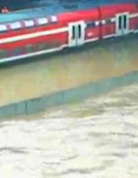 הרכבת מפלסת את דרכה במים (צילום: חדשות 2)