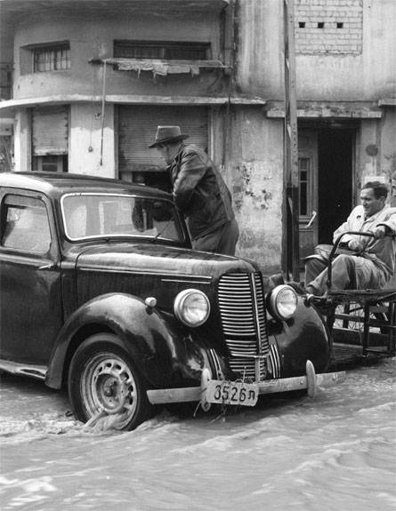 משה אמיר ז"ל (ראשון מימין), תל אביב 1954 (צילום: מקסים סולומון וארכיון צה"ל במשרד הביטחון)